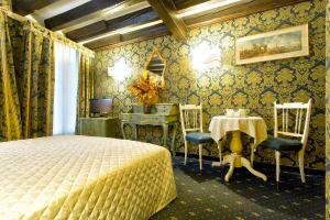 A bed or beds in a room at Ca' Della Loggia