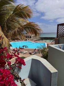 サンタ・マリアにあるCasa Anzso Ocean view Porto Antigo Iのスイミングプールと海の景色を望めます。