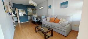 a living room with a couch and a table at Luminoso monoambiente en Recoleta in Buenos Aires