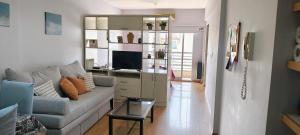 a living room with a couch and a table at Luminoso monoambiente en Recoleta in Buenos Aires