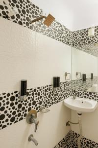 インドールにあるHomezype Homes Luxury Stayの洗面台と鏡のあるバスルーム