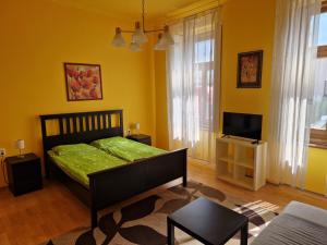 Una cama o camas en una habitación de King Apartman
