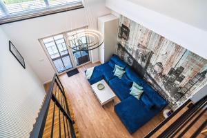 an overhead view of a living room with a blue couch at Morze Apartamentów Apartament West Łeba A20 in Łeba