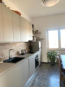 Η κουζίνα ή μικρή κουζίνα στο Apartment in Olbia by the waterfront