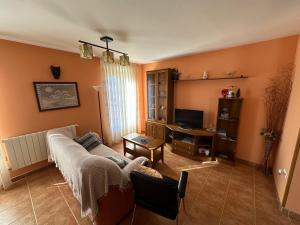 un soggiorno con un divano e un tavolo di APARTAMENTOS MATEO a Rillo de Gallo