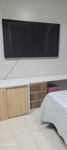 TV de pantalla plana grande en una pared blanca en Cop30 Casa Barcarena, en Barcarena 3 fotos más