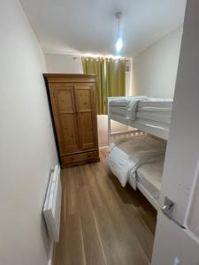 Ένα ή περισσότερα κρεβάτια σε δωμάτιο στο Glamour Apartment