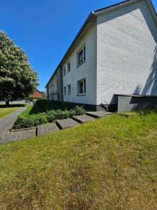 メッペンにあるEcoCube 14 - 3 private Apartments, max 14 Gäste, 7 Betten, Terrasse, Gartenの階段のある白い建物