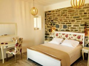 เตียงในห้องที่ Paros Afrodite Luxury Villas