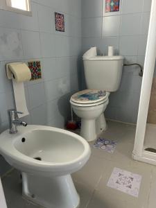 un bagno con un water e un lavandino di Casa Rural Villa María a Liétor Altre 38 foto