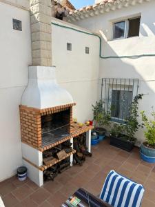 un patio con camino in mattoni accanto a una casa di Casa Rural Villa María a Liétor