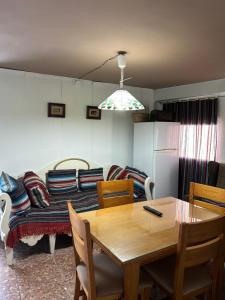 un soggiorno con un tavolo e un divano di Casa Rural Villa María a Liétor