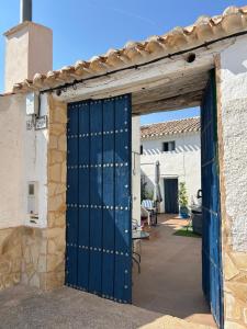 un cancello per una casa con una porta blu di Casa Rural Villa María a Liétor