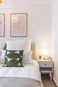 a bedroom with a bed and a nightstand with a lamp at Direkt am Königsplatzt - Barrierefrei für 6 Personen mit Kickertisch und Beamer in Augsburg