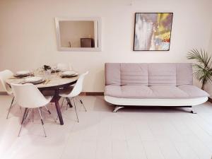 a living room with a couch and a table at Funcional, céntrico, El Oasis Urbano in Tegucigalpa