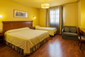 Postel nebo postele na pokoji v ubytování Hotel Azofra + 17 fotografií