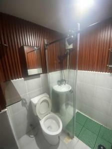 Un pequeño baño con inodoro y ducha. en Saekyung marigondon 2, en Suba