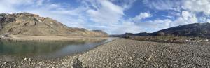 a body of water with mountains in the background at Cabaña Familia de Campo 2 in El Chalten