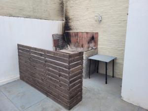 a brick fireplace with a bench next to a wall at Casa céntrica con piscina in Paraná