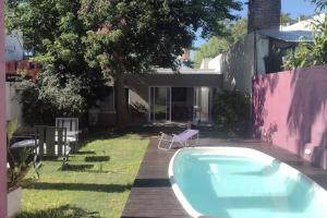 a swimming pool in the backyard of a house at Casa céntrica con piscina in Paraná