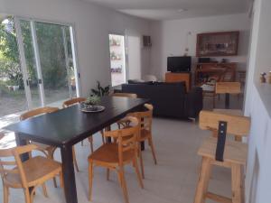 a living room with a dining room table and chairs at Casa céntrica con piscina in Paraná +3 photos