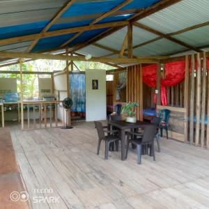 バイーア・ソラノにあるCabaña Río Mecanaのテント内のパティオ(テーブル、椅子付)