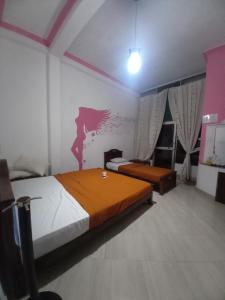 un dormitorio con una cama grande en una habitación en Waves Rock ella, en Ella