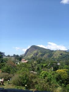 vistas a una montaña con árboles y casas en Waves Rock ella, en Ella