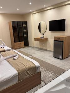 ein Schlafzimmer mit einem Bett und einem Flachbildfernseher in der Unterkunft pyramids palace view iNN in Kairo + 51 Fotos