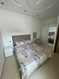 Ένα ή περισσότερα κρεβάτια σε δωμάτιο στο Martil 2 Chambre Balcony & Wi-Fi