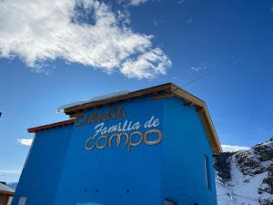 Un edificio azul con las palabras campo en él. en Cabaña Familia de Campo 3, en El Chaltén