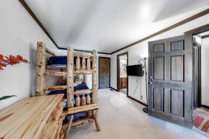 Habitación con litera y puerta en Tavern 16, en Olympic Valley