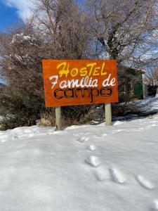 Un cartel naranja en la nieve con huellas en la nieve. en Cabaña Familia de Campo 3, en El Chaltén