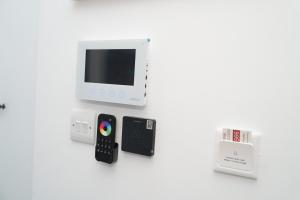 ミッチャムにあるLuxury 1 bed flat Londonの任天堂Wiiやその他の電子機器が置かれたテーブル