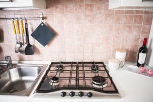 Kuchyň nebo kuchyňský kout v ubytování Alessia's Flat - Breno 1 + 29 fotografií