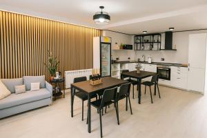 ein Wohnzimmer mit Sofa, Tisch und Stühlen in der Unterkunft Aura Jacobea in Hornillos del Camino
