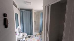 ein Badezimmer mit Waschbecken, Dusche und Waschbecken in der Unterkunft Aura Jacobea in Hornillos del Camino
