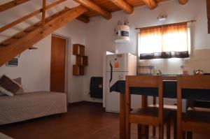 Η κουζίνα ή μικρή κουζίνα στο Cabaña La Yumba +15 φωτογραφίες