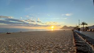 マリカーにあるRecanto do gauchoの夕日を楽しめるビーチでの夕日