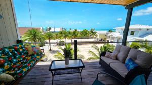 マラソンにあるPrivate Lazy River Pool, 4-bed house, & dockのビーチの景色を望むリビングルーム(ソファ付)