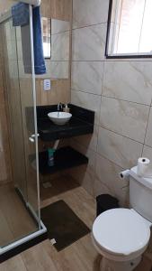 マリカーにあるRecanto do gauchoのトイレと洗面台付きのバスルーム +6枚の写真