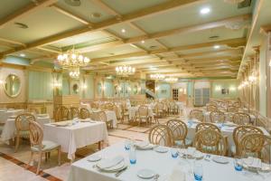 Un restaurante o sitio para comer en Hotel Azofra
