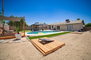 ユマにあるRiver Fun Awaits Pool, Putting Green, Arcade and More, Sleeps 8の裏庭(スイミングプール、家あり)