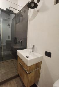 a bathroom with a white sink and a shower at Román Cabañas del Mirador Cabaña 1 in Pahuatlán del Valle