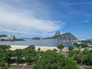 a view of a beach with a mountain in the background at Lapinha 40 Graus Studio in Rio de Janeiro
