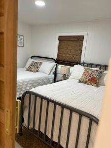 Zimmer mit 2 Betten in einem Zimmer in der Unterkunft Belle Cottage in Eagle Rock