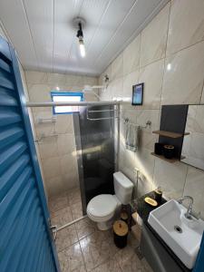 een badkamer met toilet, douche en wastafel bij Ótima suíte privativa no Centro Histórico in Goiás