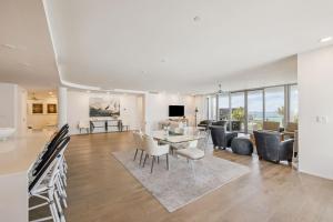 TV a/nebo společenská místnost v ubytování AMAZING GULF VIEWS #203 Viridian at Seagrove LUXURY 1 Beach Set included 3BR 3,5BA Slp 8 condo