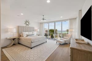 Postel nebo postele na pokoji v ubytování AMAZING GULF VIEWS #203 Viridian at Seagrove LUXURY 1 Beach Set included 3BR 3,5BA Slp 8 condo