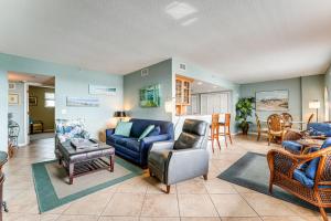 クリアウォーター・ビーチにある2 Blocks to Clearwater Beach Walkable Coastal Gemの青いソファと椅子のあるリビングルーム